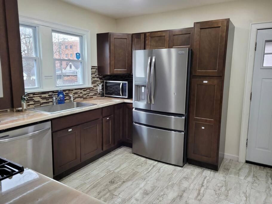 Brand New House In Downtown With Parking Apartment *