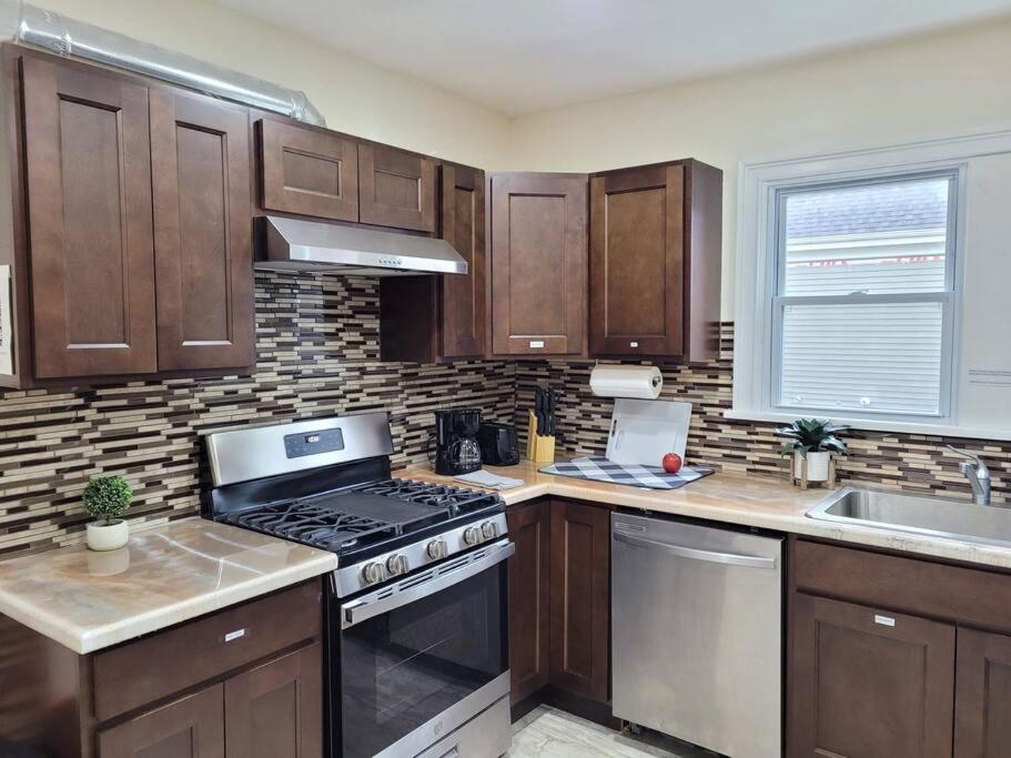 Brand New House In Downtown With Parking *